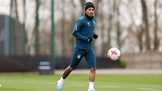 包含阿斯顿维拉迎中超关键赛，集结日再遭质疑，媒体盛赞，纪律约束更严格的词条